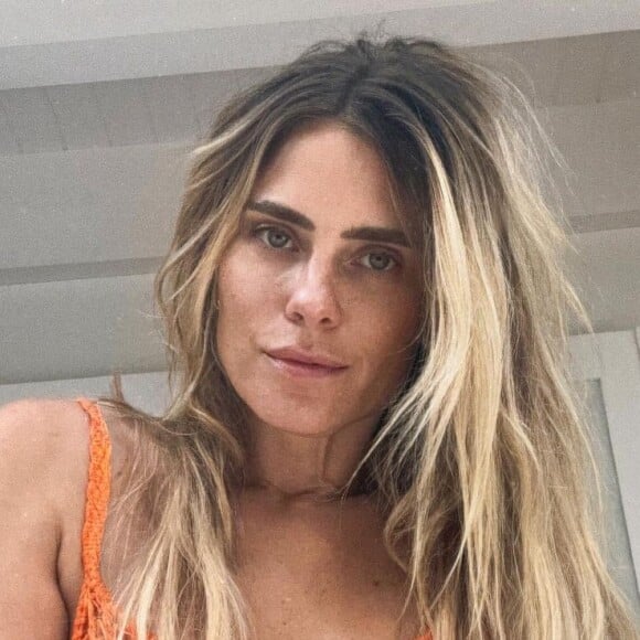 Carolina Dieckmann, atualmente com 45 anos, esbanja muita beleza natural nas redes sociais