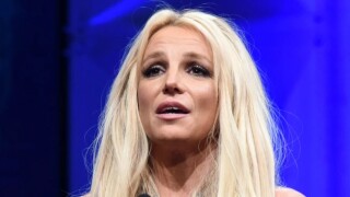 'Sou apenas uma garota e estou menstruada': Britney Spears nega briga com namorado e explica caos em hotel de Hollywood