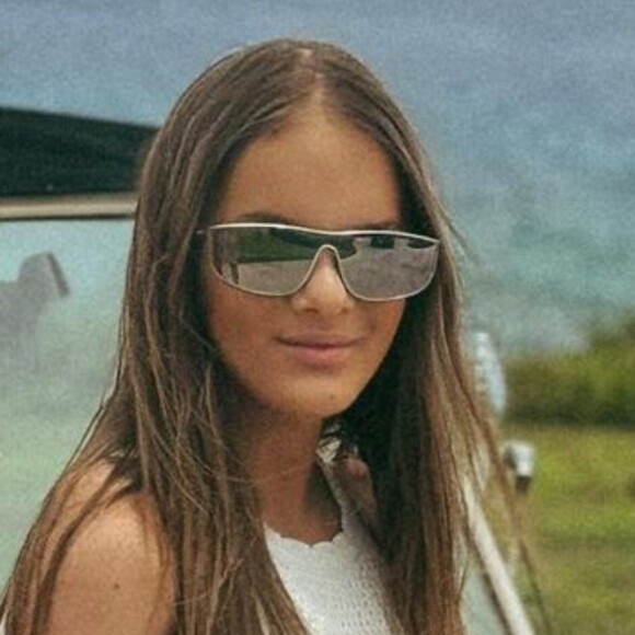 Em viagem, Rafaella Justus surge com novo look de crochê, pega óculos de grife da madrasta, e ganha elogio de jovem ator da Globo: 'Linda'