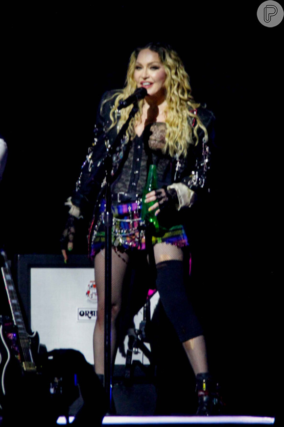 Madonna usa joelheira para contornar problema de articulação