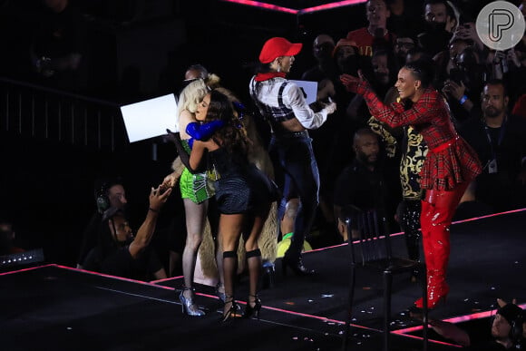 Anitta e Madonna no palco montado nas areias de Copacabana