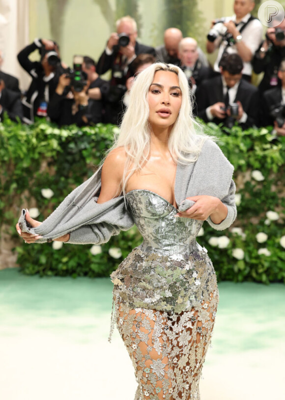 Cintura extremamente fina de Kim Kardashian em look do no Met Gala 2024 choca a web: 'Como respira?'. Veja fotos!