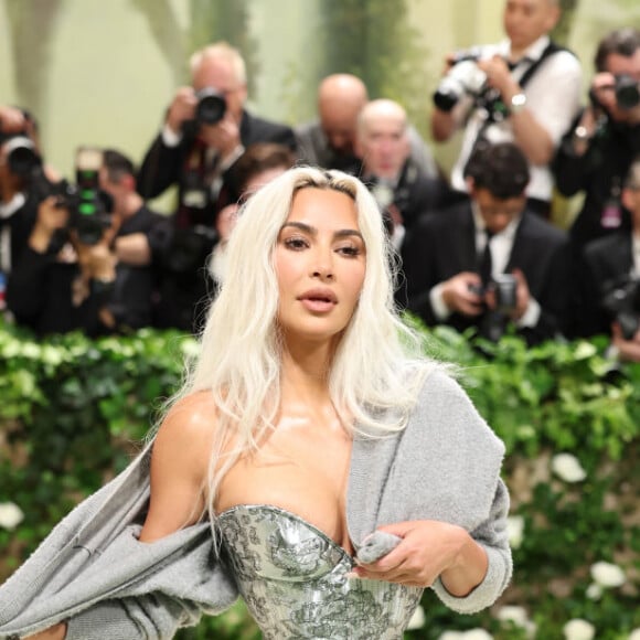 Cintura extremamente fina de Kim Kardashian em look do no Met Gala 2024 choca a web: 'Como respira?'. Veja fotos!