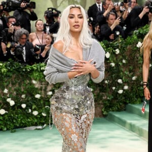 Cintura extremamente fina de Kim Kardashian em look do no Met Gala 2024 choca a web: 'Como respira?'. Veja fotos!