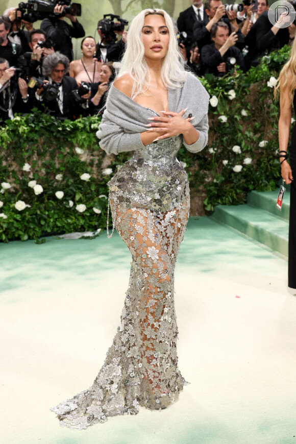 Cintura extremamente fina de Kim Kardashian em look do no Met Gala 2024 choca a web: 'Como respira?'. Veja fotos!