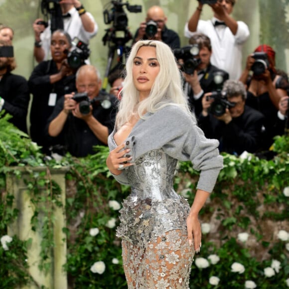 Cintura extremamente fina de Kim Kardashian em look do no Met Gala 2024 choca a web: 'Como respira?'. Veja fotos!