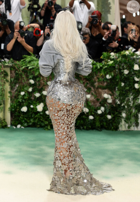 Cintura extremamente fina de Kim Kardashian em look do no Met Gala 2024 choca a web: 'Como respira?'. Veja fotos!