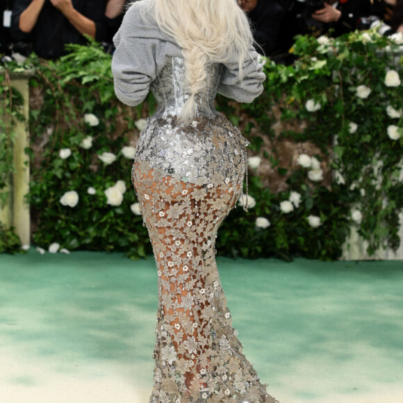 Cintura extremamente fina de Kim Kardashian em look do no Met Gala 2024 choca a web: 'Como respira?'. Veja fotos!