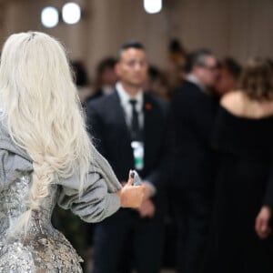 Cintura extremamente fina de Kim Kardashian em look do no Met Gala 2024 choca a web: 'Como respira?'. Veja fotos!