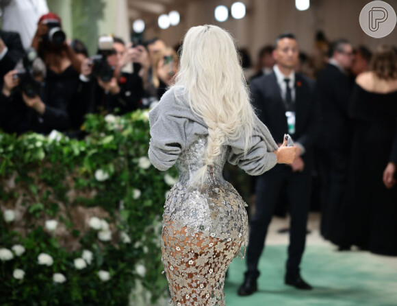 Cintura extremamente fina de Kim Kardashian em look do no Met Gala 2024 choca a web: 'Como respira?'. Veja fotos!