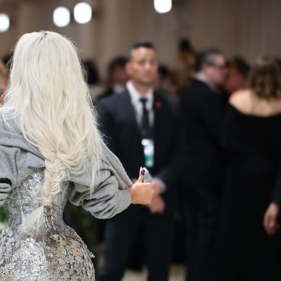 Cintura extremamente fina de Kim Kardashian em look do no Met Gala 2024 choca a web: 'Como respira?'. Veja fotos!