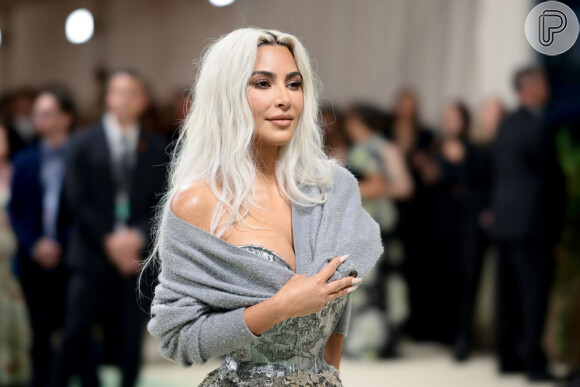 Cintura extremamente fina de Kim Kardashian em look do no Met Gala 2024 choca a web: 'Como respira?'. Veja fotos!