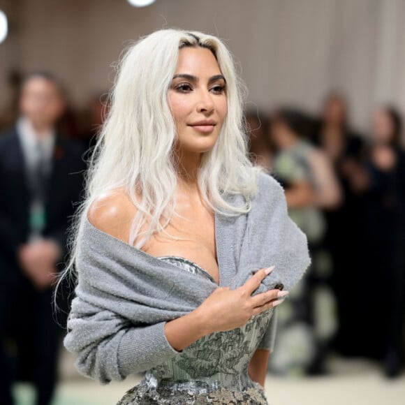 Cintura extremamente fina de Kim Kardashian em look do no Met Gala 2024 choca a web: 'Como respira?'. Veja fotos!