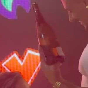 Andressa Urach postou vídeo do momento em que fez sexo oral no namorado em plena festa