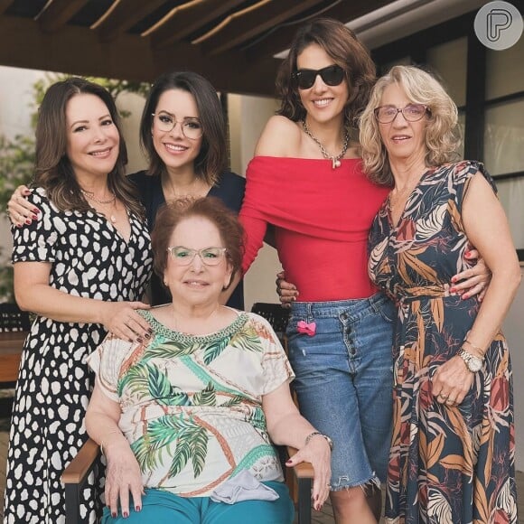 Sandy, Monica Benini, Noely Lima e outras mulheres da família celebraram o Dia das Mães juntas. Foto foi publicada por Junior na web