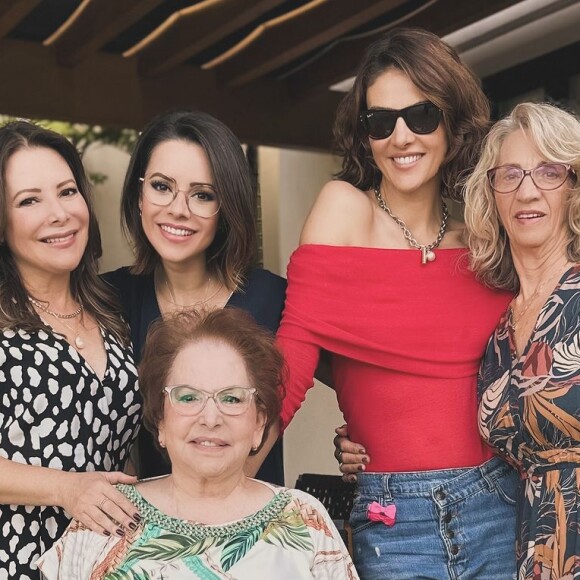 Sandy, Monica Benini, Noely Lima e outras mulheres da família celebraram o Dia das Mães juntas. Foto foi publicada por Junior na web