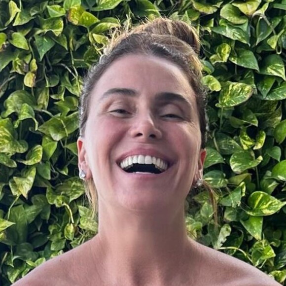 Giovanna Antonelli posa de biquíni tomara que caia e exibe corpão em fotos ousadas