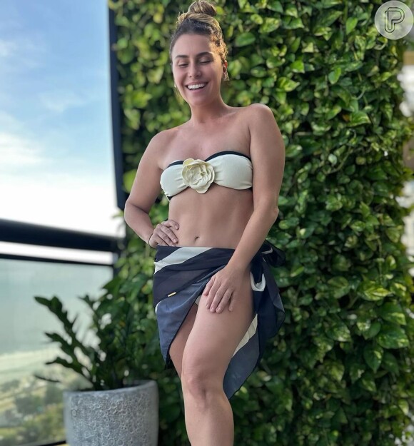 Giovanna Antonelli atualizou suas redes sociais com fotos de biquíni expondo sua barriga trincada