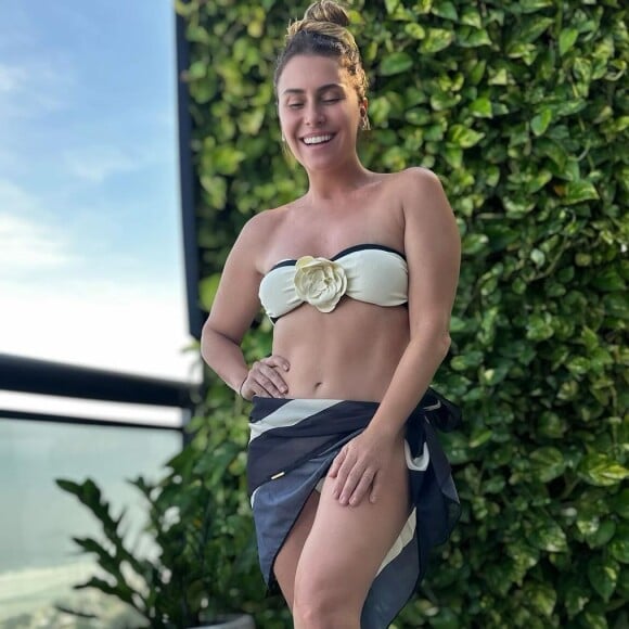 Giovanna Antonelli atualizou suas redes sociais com fotos de biquíni expondo sua barriga trincada