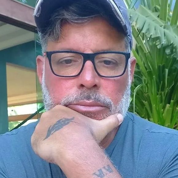 Alexandre Frota diz não acreditar no brother e até questionou a ajuda que ele tem dado às vítimas das enchentes no Rio Grande do Sul