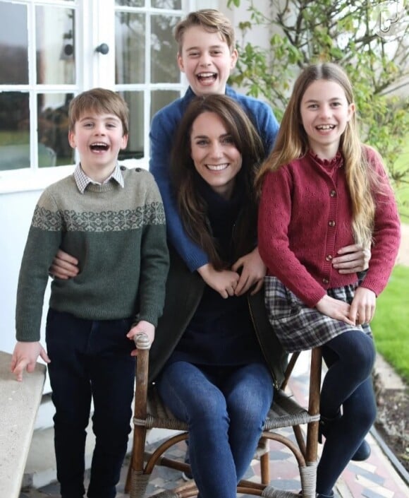Kate Middleton passou a ser alvo de rumores envolvendo sua saúde após postar foto editada com os filhos no Dia das Mães, em março de 2024
