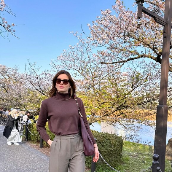 Camila Queiroz: 'Foi tudo muito rápido. Eu vim com uma família toda, eu vim com os cachorros, com o marido, então eu me mudei para cá', disse ela à revista Quem