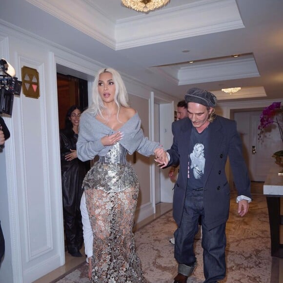 Kim Kardashian causou polêmica com vestido de espartilho super apertado e sapato de salto sem suporte no MET Gala 2024