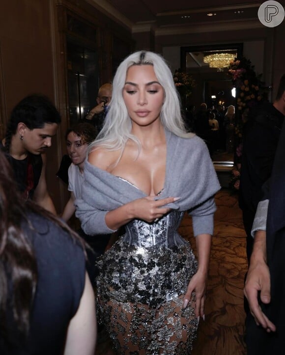 Kim Kardashian usou sapato de salto sem suporte para evitar pisar em seu vestido com o salto