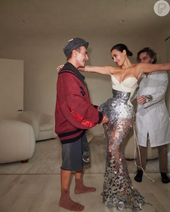 Kim Kardashian causou polêmica com look do MET Gala 2024 e internautas apontam desconforto na modelo