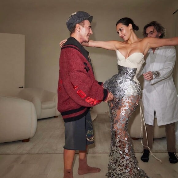 Kim Kardashian causou polêmica com look do MET Gala 2024 e internautas apontam desconforto na modelo