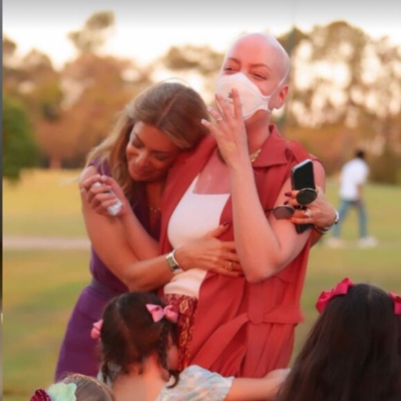 Vicky, filha de Roberto Justus e Ana Paula Siebert, ganha festa de aniversário luxuosa e Fabiana Justus faz surpresa