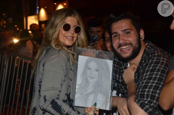 Fergie tira foto com fã que desenhou seu rosto