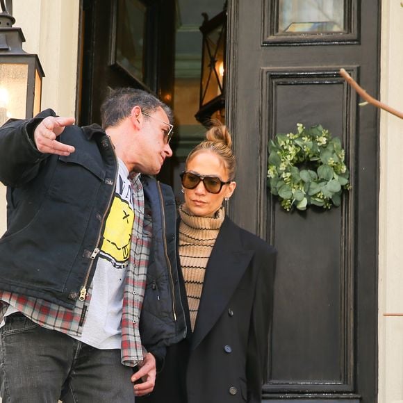 Ben Affleck atualmente está com Jennifer Lopez, no entanto, tabloides dizem que os dois se divorciaram