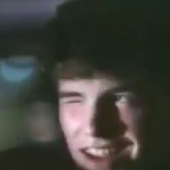 Ben Affleck flertou com jovem em telefone, enquanto dirigia em comercial do 'Burger King' dos anos 80