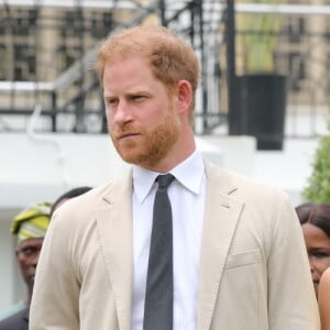 Príncipe Harry e Meghan Markle foram recebidos com honras de membros da Família Real durante uma recente visita à Nigéria