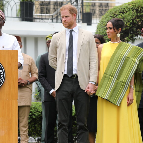 Príncipe Harry e Meghan Markle foram recebidos com honras de membros da Família Real durante uma recente visita à Nigéria