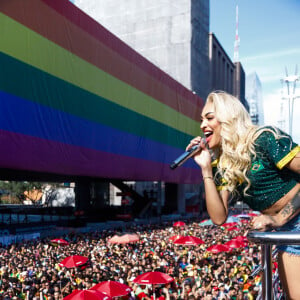 Pabllo Vittar usou camisa do Brasil ao cantar na 28ª Parada LGBTQIA+, na Avenida Paulista; MASP foi embalado com a bandeira do arco-íris