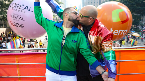 Toda forma de amar! Tiago Abravanel, Adriane Galisteu e mais famosos beijam pares na 28ª Parada LGBTQIA+ em SP. Fotos