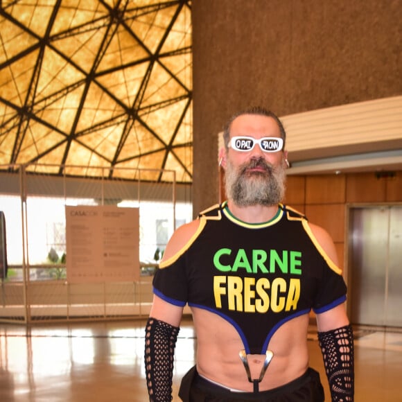 Carmo Dalla Vecchia escolheu um look composto por uma camisa aberta na barriga e uma calça cintura baixa vazada nas pernas