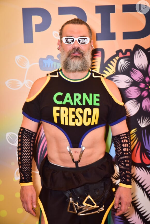 Carmo Dalla Vecchia estava com as escritas "carne fresca" e "o pai tá on" em sua camiseta e óculos, respectivamente