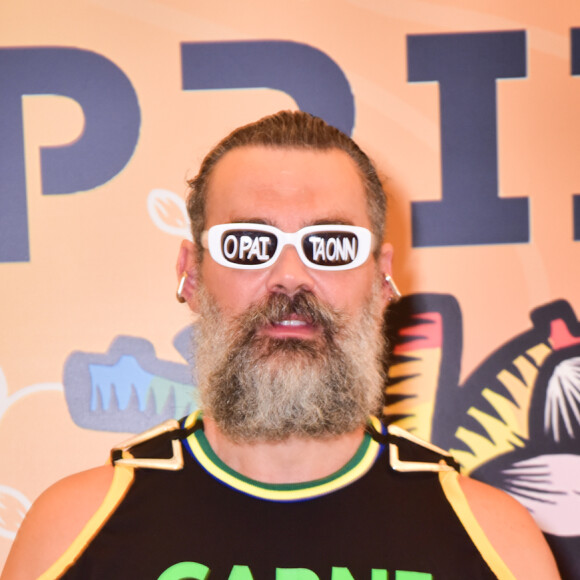 Carmo Dalla Vecchia estava com as escritas "carne fresca" e "o pai tá on" em sua camiseta e óculos, respectivamente