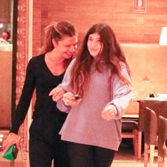 Grazi Massafera e a filha, Sofia, escolheram looks confortáveis para passeio por shopping