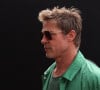 Brad Pitt precisou se vestir de frango e sacudir uma placa na inauguração do restaurante 'El Pollo Loco'