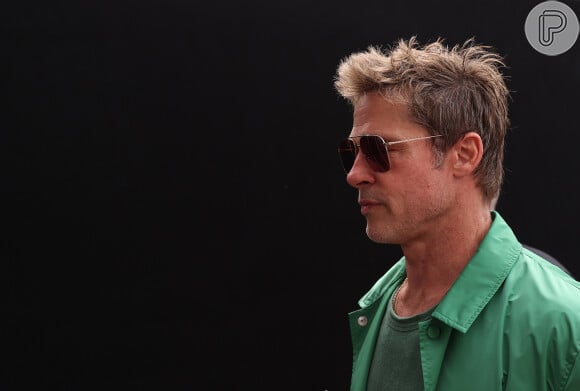 Brad Pitt precisou se vestir de frango e sacudir uma placa na inauguração do restaurante 'El Pollo Loco'