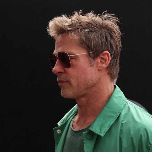 Brad Pitt precisou se vestir de frango e sacudir uma placa na inauguração do restaurante 'El Pollo Loco'