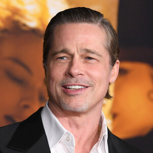 Brad Pitt também trabalhou levando strippers a despedidas de solteiro e outros locais; ator não aguentou ficar no serviço e se demitiu após 2 meses