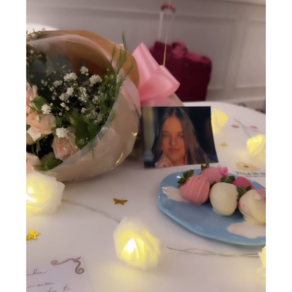 Ana Paula Siebert, ao mostrar o presente ganhado por Rafa Justus, elogiou a jovem: "Que gata!"