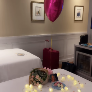 Ana Paula Siebert mostrou reação de Rafa Justus com a surpresa, que consistiu em um arranjo de flores, rosas iluminadas, bombons, um coração e uma foto da jovem