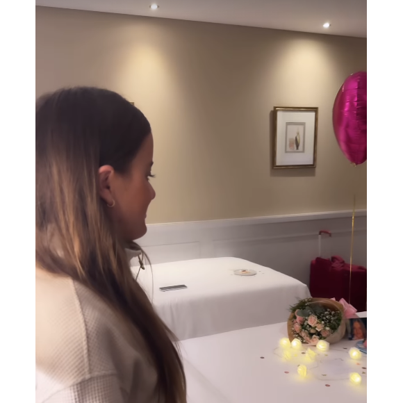 Hospedada em Navegantes, em Santa Catarina, Rafa Justus foi surpreendida ao receber um buquê de flores em seu quarto