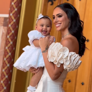 Bruna Biancardi com a filha, Mavie, no batizado da bebê